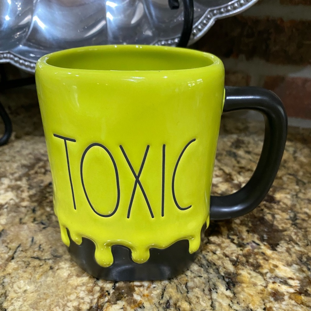 Rae Dunn TOXIC 3d Drip lime green and black 19.5 ounce mug - New and never used